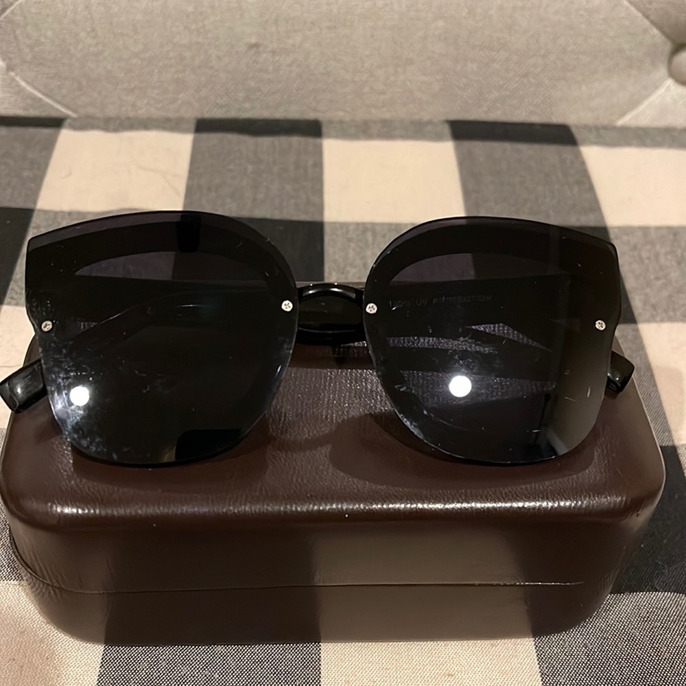 Women’s black sunglasses